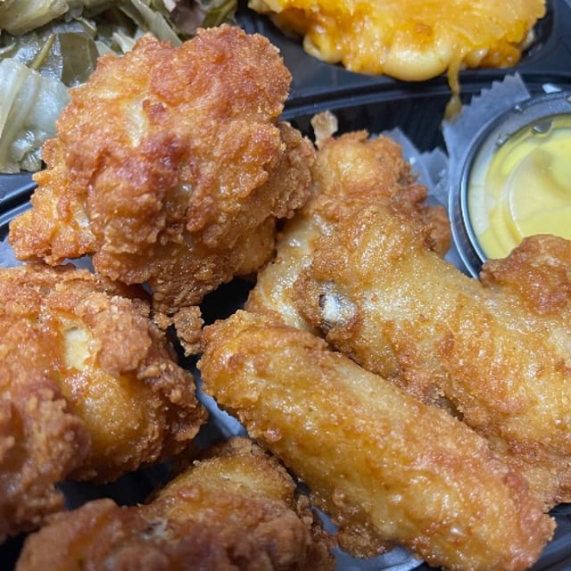 Fried Bone-In Wing Dinner.